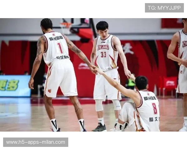 内线短板成红军新赛季隐忧,教练组紧急应对 内线短板成红军新赛季隐忧,教练组紧急应对