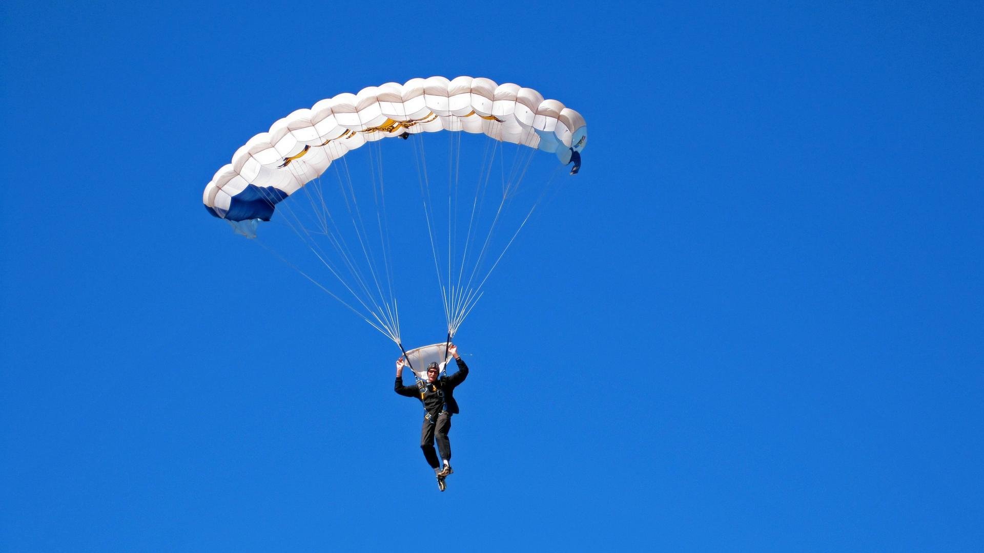 “快速、激烈，充满变化！壁球赛场在高新区全民健身馆上演极速竞技”