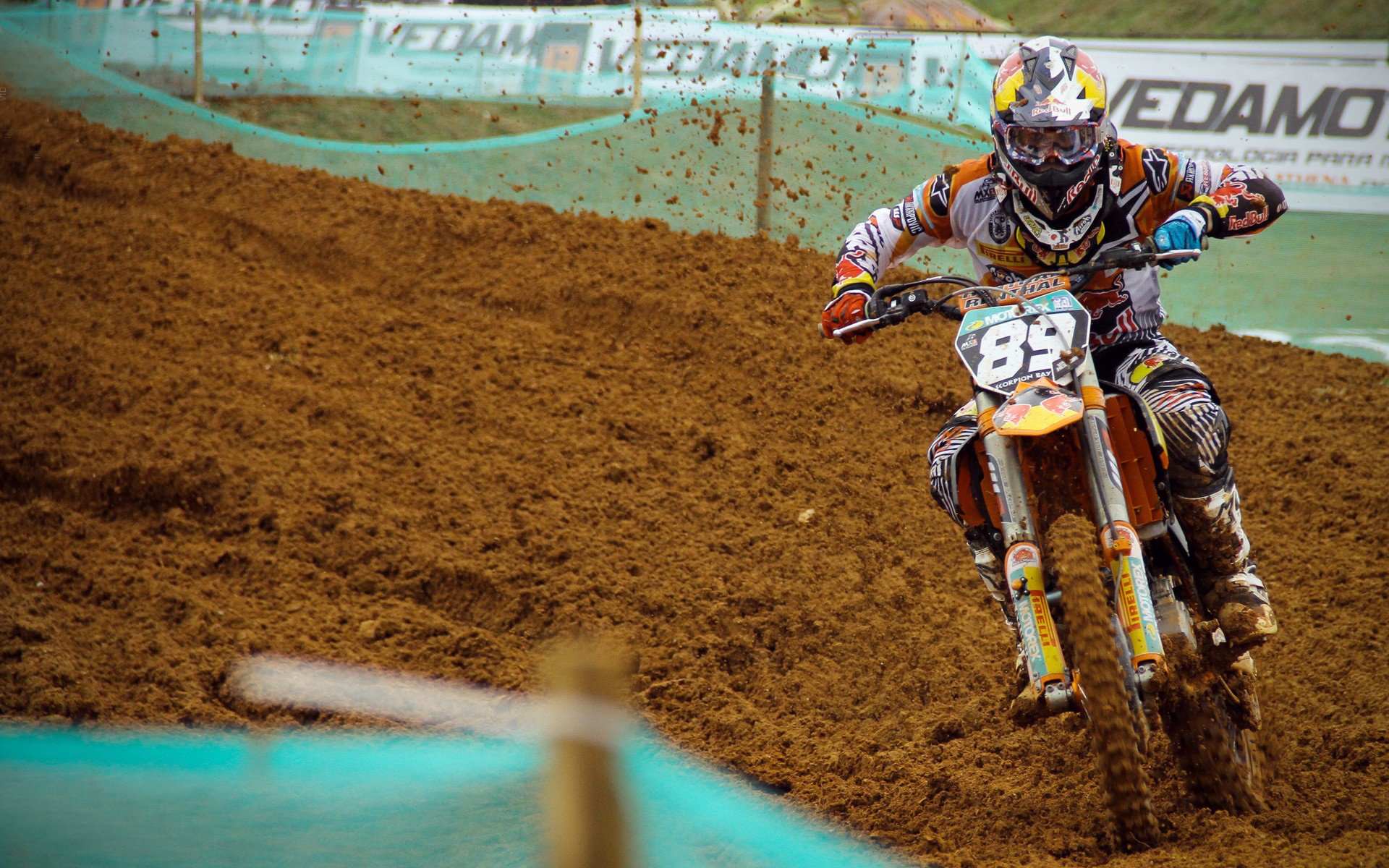 东亚杯U23国足夺冠 球迷集体庆祝胜利，东亚杯国足首发